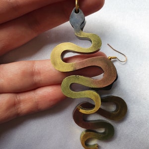 BOUCLES DOREILLES DE SERPENT PERSONNALISÉES, boucles doreilles de serpent en résine, boucles doreilles de serpent en or, boucles doreilles de serpent effrayantes, cadeau damoureux des serpents, boucles doreilles dHalloween, cadeau de serpent image 8