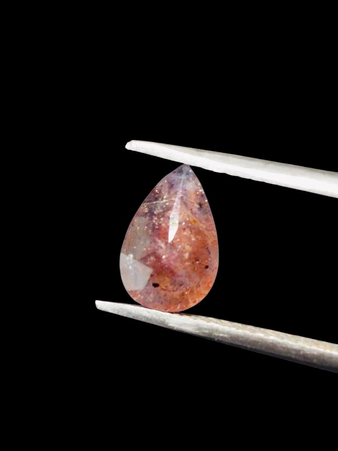 1カラットの天然アイオライトサンストーン • 血のように輝くブルーの