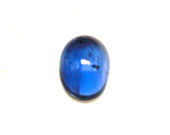 Könnte beinhalten: Ein tiefblauer, oval geformter Edelstein mit polierter, glänzender Oberfläche. Der Stein ist leicht durchscheinend, so dass Licht hindurchscheinen kann. Der Hintergrund ist schlicht weiß.