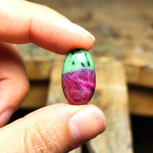 Cabochon di zoisite rubino naturale da 8 carati, pietra preziosa sciolta, 18x9x4,5 mm, cabochon ovale, pietra per la creazione di gioielli, gemma verde e rosa