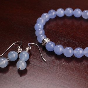 Periwinkle Blauer Chalcedon 8mm Elastisches Armband mit Fancy Rhodium Spacer, Passendes 925 Sterling Silber Ohrringe Schmuckset