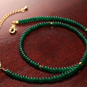 Natürliche grüne Jade, dunkelgrüne 4 mm glatte Untertasse, runde Perlenhalskette, Gold-Halskette, Chakra Energiegeschenk