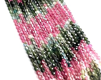 Peut inclure: Un brin de perles de pierres précieuses facettées dans des tons de rose, vert et bleu. Les perles sont rondes et ont une finition lisse et polie.