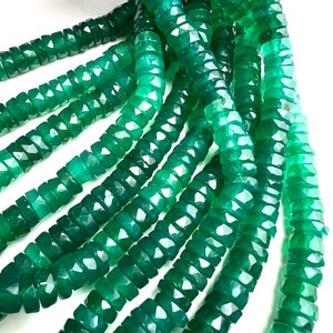 Może przedstawiać: Szereg zielonych koralików z kamieni szlachetnych, każdy koralik jest fasetowany i ma kwadratowy kształt. Koraliki są nawleczone na sznurek, tworząc długą naszyjnik.