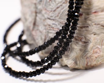 Colar masculino em prata de lei 925 com espinélio preto genuíno de 4 mm, microfacetado e com corte diamante, de 56 a 117 cm (22" a 46"). Qualidade AAA, super brilhante.