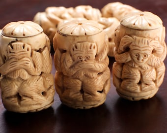 Figura de los Tres Monos Sabios de hueso de búfalo tallado, sin ver, oír ni hablar, 25-30 x 50 mm, con cuentas huecas perforadas, estilo Art Déco.