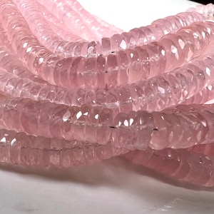 以下が含まれることがあります： ピンクのローズクォーツビーズのストランド。各ビーズはファセットカットされており、ユニークな形をしています。ビーズは透明な糸に通されており、ジュエリー作りに使用できます。