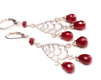 Boucles d'oreilles pendantes en argent sterling 925, serties de rubis véritables et montées sur fil. Fermoir à levier. Idéales pour un mariage ou un style bohème. Cadeau fait main.
