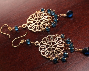Pendientes de araña de topacio azul de Londres con baño de oro cepillado. Pendientes azules medianoche hechos a mano con alambre, ideales como regalo de San Valentín.