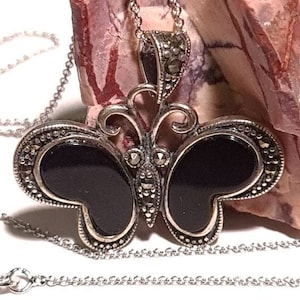 Naszyjnik z zawieszką motylkową Markasyt 925 ze srebra próby 925 z czarnym onyksem i rodowanym łańcuszkiem ze srebra próby 925, 21 x 32 mm, zabytkowy, antyczny