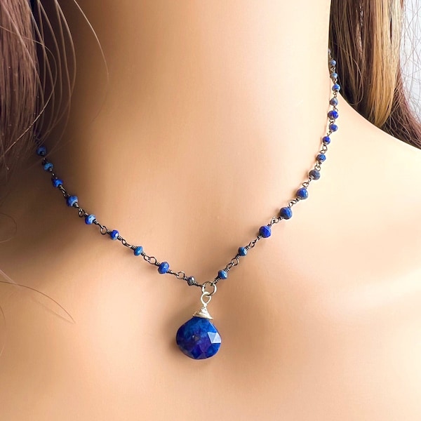 Parure de bijoux coeur en lapis. Chaîne de chapelet à facettes en argent oxydé en lapis bleu foncé, pendentif coeur en lapis 10 mm et boucles d'oreilles