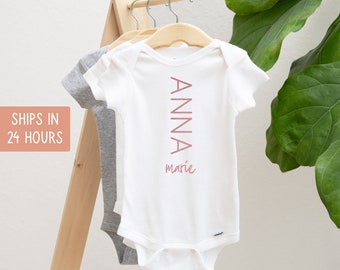 Gepersonaliseerde naam aankondiging Onesie®, Custom Baby Shower Cadeau voor meisje of jongen, zwangerschap aankondiging, Baby Naam Onesie®