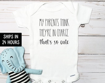 Mijn ouders denken dat ze de baas zijn - dat is zo schattig Funny Onesie®, newborn outfit, custom baby shower gift, grappige bodysuit