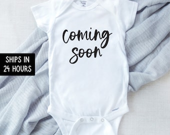 Body para bebê com a mensagem "Em breve" para anúncio de gravidez, roupa para recém-nascido, presente personalizado para chá de bebê.