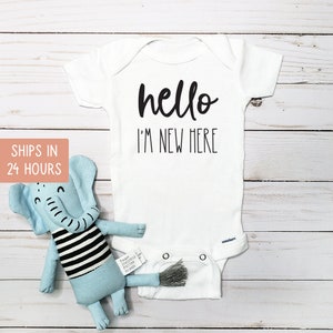 Hallo ik ben nieuw hier aankondiging Onesie®, aangepaste baby douche cadeau voor meisje of jongen, coming home outfit onesie®, zwangerschap aankondiging