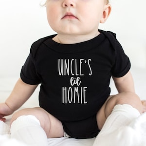 Onkels Lil Homie Onesie®, Neugeborenen Outfit, Benutzerdefinierte Babypartygeschenk, lustiger Bodysuit
