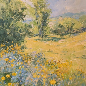 Puede incluir: Una pintura que representa un campo de flores silvestres amarillas y azules en primer plano, con un bosque verde y un cielo azul con nubes blancas en el fondo.