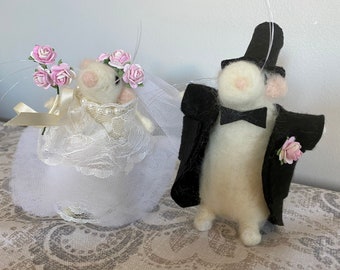 Woodland wedding cake topper mouse mice braid and groom mouse figurine felt wool garden wedding needle felted animal wedding mouse couple