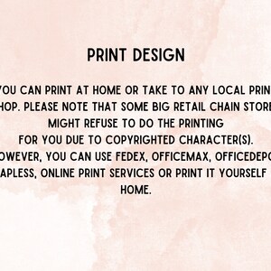 Puede incluir: Texto sobre un fondo rosa que dice "PRINT DESIGN" seguido de instrucciones sobre c&oacute;mo imprimir el dise&ntilde;o en casa o en una tienda de impresi&oacute;n local. El texto tambi&eacute;n se&ntilde;ala que algunas grandes cadenas de tiendas minoristas podr&iacute;an negarse a imprimir el dise&ntilde;o debido a caracteres con derechos de autor. El texto sugiere opciones de impresi&oacute;n alternativas como FedEx, OfficeMax, Office Depot, Staples, servicios de impresi&oacute;n en l&iacute;nea o imprimir en casa.