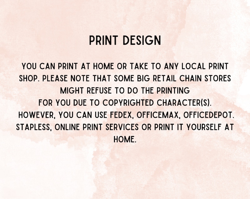 Puede incluir: Texto sobre un fondo rosa que dice "PRINT DESIGN" seguido de instrucciones sobre c&oacute;mo imprimir el dise&ntilde;o en casa o en una tienda de impresi&oacute;n local. El texto tambi&eacute;n se&ntilde;ala que algunas grandes cadenas de tiendas minoristas podr&iacute;an negarse a imprimir el dise&ntilde;o debido a caracteres con derechos de autor. El texto sugiere opciones de impresi&oacute;n alternativas como FedEx, OfficeMax, Office Depot, Staples, servicios de impresi&oacute;n en l&iacute;nea o imprimir en casa.