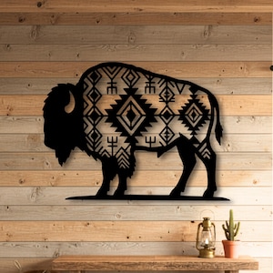Decorazione murale in metallo raffigurante un bisonte, scultura geometrica in stile sud-ovest, arredamento rustico per baita di montagna.
