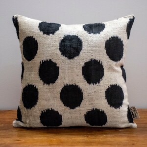 Luxury Ikat cushion- Ikat pillow - Silk Velvet pillow - Decorative pillow - Velvet Ikat pillow - Hand-made pillows - Cuscino velluto seta