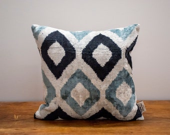 Luxury Ikat cushion- Ikat pillow - Silk Velvet pillow - Decorative pillow - Velvet Ikat pillow - Hand-made pillows - Cuscino velluto seta