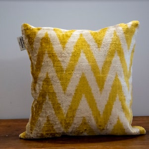 Luxury Ikat cushion- Ikat pillow - Silk Velvet pillow - Decorative pillow - Velvet Ikat pillow - Hand-made pillows - Cuscino velluto seta