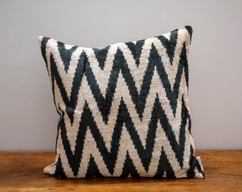 Luxury Ikat cushion- Ikat pillow - Silk Velvet pillow - Decorative pillow - Velvet Ikat pillow - Hand-made pillows - Cuscino velluto seta