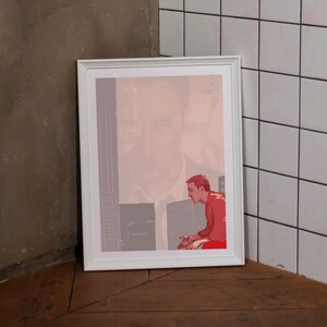 Può includere: Un'illustrazione incorniciata di un uomo con una camicia rossa che guarda uno schermo di computer. Lo sfondo è un'immagine sfocata del viso di un uomo.