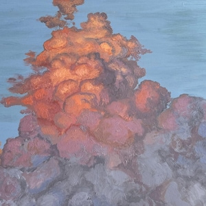 Op de afbeelding: Een schilderij van een grote, pluche wolk in de lucht. De wolk is een mix van oranje, roze en paarse tinten, met een blauwe lucht op de achtergrond.