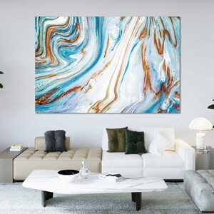 ブルーゴールドの抽象的なウォールアートプリント - 大理石の流体絵画 | モダンで豪華なアートワーク、海にインスパイアされたテクスチャポスター、エレガントなホームデコレーション
