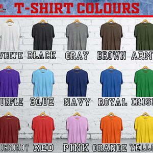 K&ouml;nnte beinhalten: Eine Tabelle mit T-Shirt-Farben, wobei die Namen der einzelnen Farben unter den Shirts stehen. Die Farben umfassen Wei&szlig;, Schwarz, Grau, Braun, Armee, Lila, Blau, Marine, Royal, Irisch, Burgunder, Rot, Rosa, Orange und Gelb.