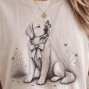 Camiseta Golden Retriever con Mariposa, Camiseta Vintage para Perros, Regalo para Amantes de los Perros con Estilo Cottagecore Floral imagen 1