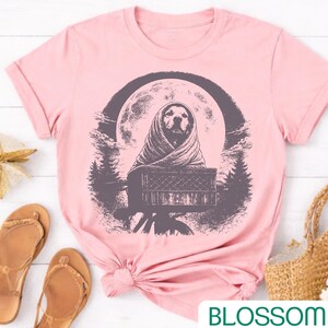 Camiseta vintage com estampa de Golden Retriever, lua e bicicleta. imagem 3