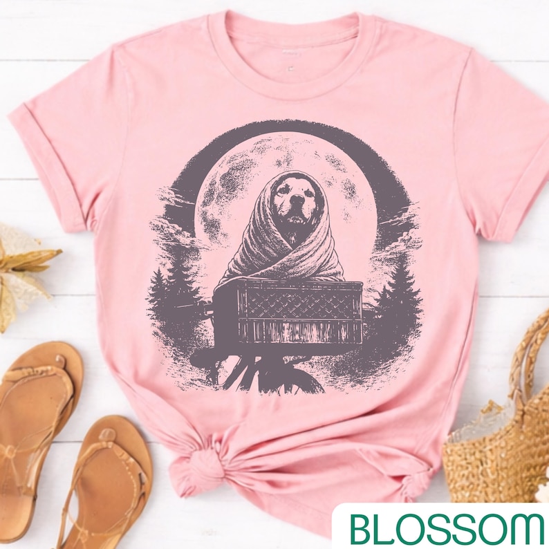 Camiseta vintage com estampa de Golden Retriever, lua e bicicleta. imagem 3
