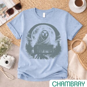 Camiseta vintage com estampa de Golden Retriever, lua e bicicleta. imagem 4