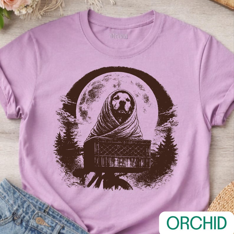 Camiseta vintage com estampa de Golden Retriever, lua e bicicleta. imagem 2