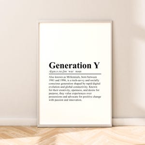Könnte beinhalten: Schwarz-weiß druckbare Definition der Generation Y, auch bekannt als Millennials, geboren zwischen 1981 und 1996. Die Definition beschreibt sie als technisch versiert und sozial bewusst, geprägt von der rasanten digitalen Entwicklung und der globalen Vernetzung. Sie sind bekannt für ihre Kreativität, Offenheit und ihren Wunsch nach Sinn. Sie schätzen Erfahrungen über Besitz und setzen sich mit Leidenschaft und Innovation für positive Veränderungen ein.