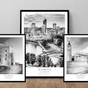 Puede incluir: Tres fotografías en blanco y negro de Vilnius, Lituania. La primera fotografía muestra una vista del horizonte de la ciudad. La segunda fotografía muestra una vista del río Neris y un puente. La tercera fotografía muestra una vista de la Plaza de la Catedral.