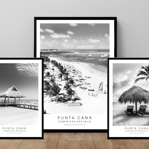 Op de afbeelding: Drie zwart-witfoto's van een strand in Punta Cana, Dominicaanse Republiek. De bovenste foto toont een strand met palmbomen en mensen. De middelste foto toont een hut met een rieten dak op een pier. De onderste foto toont twee ligstoelen onder een rieten parasol.