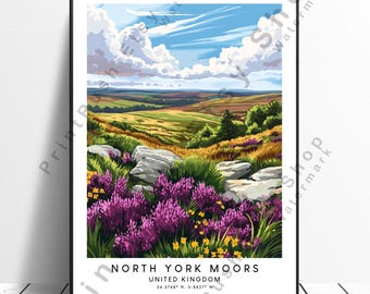 Może przedstawiać: Oprawiony wydruk przedstawiający krajobraz North York Moors w Wielkiej Brytanii. Grafika przedstawia zielone wzgórza, fioletowe i żółte dzikie kwiaty oraz błękitne niebo z białymi chmurami. Zawiera tekst "NORTH YORK MOORS UNITED KINGDOM".