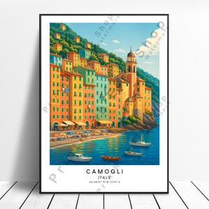 Puede incluir: Una impresión artística enmarcada de Camogli, Italia, con edificios coloridos a lo largo de la costa. La obra de arte representa un pueblo costero con barcos en el agua, una torre de iglesia y el texto "CAMOGLI ITALY". La impresión tiene un marco negro.