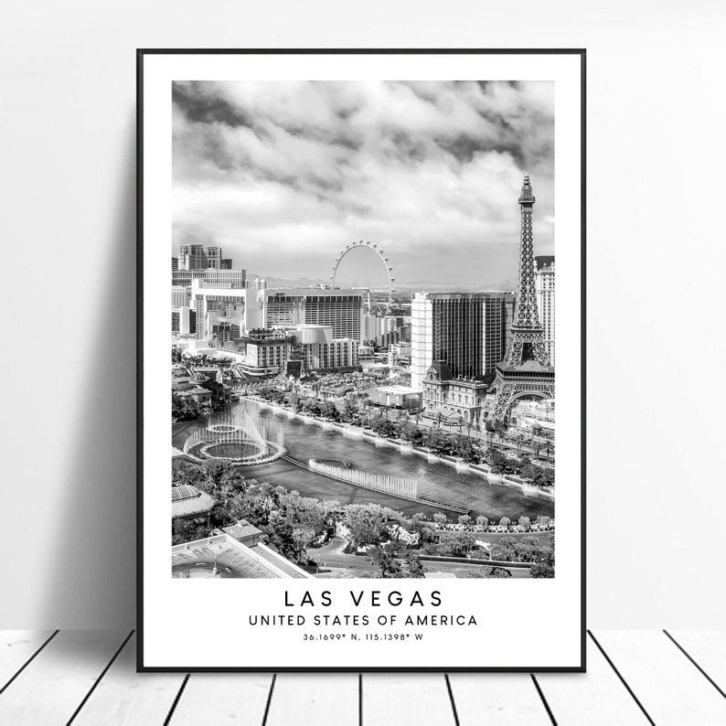 Puede incluir: Fotograf&iacute;a a&eacute;rea en blanco y negro del horizonte de Las Vegas, con una r&eacute;plica de la Torre Eiffel, una noria y una gran fuente en primer plano. El texto "LAS VEGAS, UNITED STATES OF AMERICA, 36.1699&deg; N, 115.1398&deg; W" est&aacute; impreso en la parte inferior de la imagen.