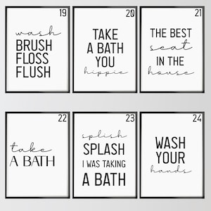 Pu&ograve; includere: Set di sei stampe incorniciate nere con sfondi bianchi e testo nero. Le stampe presentano frasi a tema bagno, come "wash brush floss flush", "take a bath you hippie", "the best seat in the house", "take a bath", "splish splash I was taking a bath", e "wash your hands".
