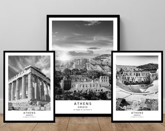 Könnte beinhalten: Drei Schwarzweißfotos von Athen, Griechenland. Das erste Foto zeigt den Parthenon, das zweite Foto zeigt die Akropolis und das dritte Foto zeigt das Odeon des Herodes Atticus. Jedes Foto trägt den Text "Athen, Griechenland" und die Koordinaten von Athen.