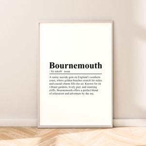 Può includere: Una definizione stampabile in bianco e nero della parola "Bournemouth" con la pronuncia fonetica e una descrizione della città come una gemma costiera soleggiata sulla costa meridionale dell'Inghilterra con spiagge dorate, giardini vivaci, un molo vivace e scogliere mozzafiato.