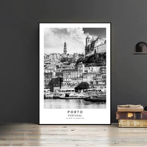 Puede incluir: Fotograf&iacute;a en blanco y negro de la ciudad de Oporto, Portugal. La imagen muestra un paisaje urbano con edificios, un r&iacute;o y barcos. El texto "PORTO PORTUGAL 41.1579&deg; N, 8.6221&deg; W" est&aacute; en la parte inferior de la imagen.