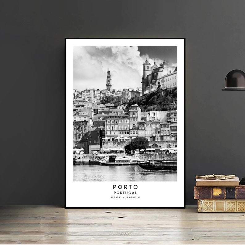 Puede incluir: Fotograf&iacute;a en blanco y negro de la ciudad de Oporto, Portugal. La imagen muestra un paisaje urbano con edificios, un r&iacute;o y barcos. El texto "PORTO PORTUGAL 41.1579&deg; N, 8.6221&deg; W" est&aacute; en la parte inferior de la imagen.