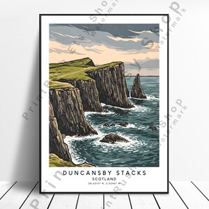 Op de afbeelding: Een ingelijste kunstafdruk met een kustlandschap van Duncansby Stacks, Schotland. Het kunstwerk toont torenhoge kliffen, groene grasvelden en de oceaan onder een bewolkte hemel. De afdruk bevat de tekst "Duncansby Stacks Scotland".